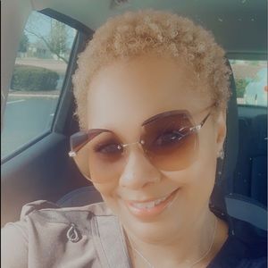 Meet your Posher, Lajoyia